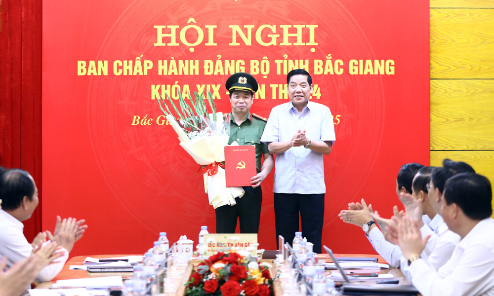 Bí thư Tỉnh ủy Bắc Giang Nguyễn Văn Gấu trao quyết định cho Đại tá Nguyễn Quang Vinh.