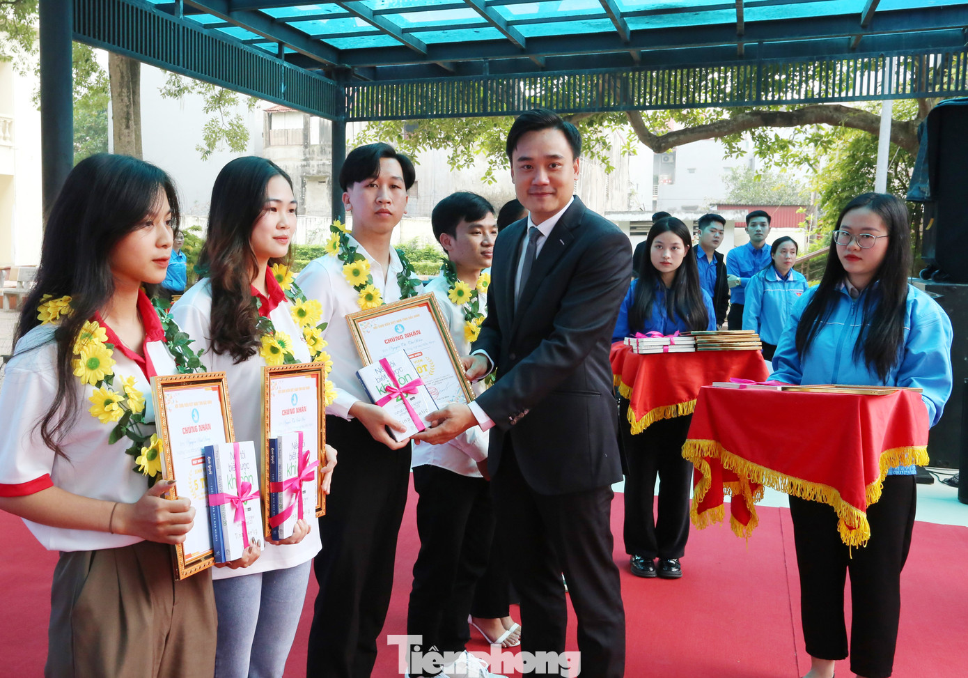 Phó Bí thư Tỉnh Đoàn Bắc Ninh Trần Văn Đăng tuyên dương "Sinh viên 5 tốt" và "Học sinh 3 rèn luyện". Phó Bí thư Tỉnh Đoàn Bắc Ninh Trần Văn Đăng tuyên dương "Sinh viên 5 tốt" và "Học sinh 3 rèn luyện".