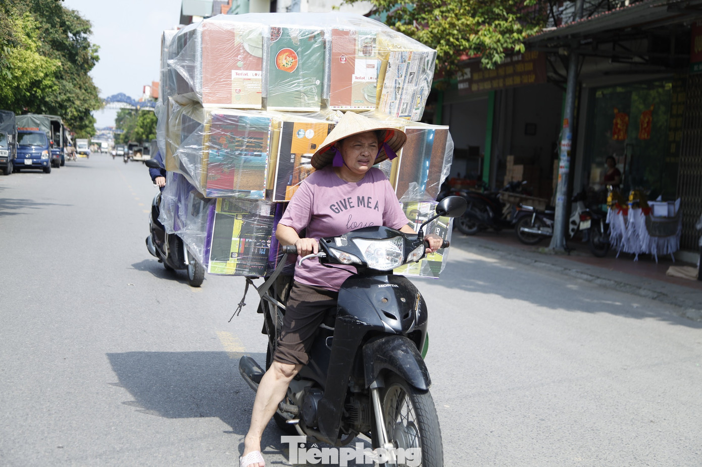 Song Hồ không còn cảnh mua bán hàng mã nhộn nhịp tắc đường như các năm trước. Ảnh: Nguyễn Thắng.
