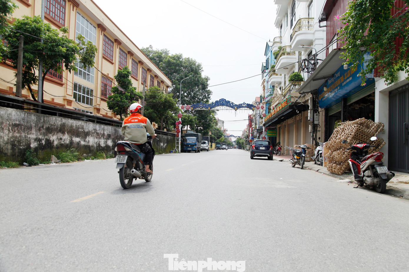 Trục đường chính ỏ phường Song Hồ, thị xã Thuận Thành (Bắc Ninh) ít người mua bán hàng mã trước ngày Rằm tháng 7. Ảnh: Nguyễn Thắng.