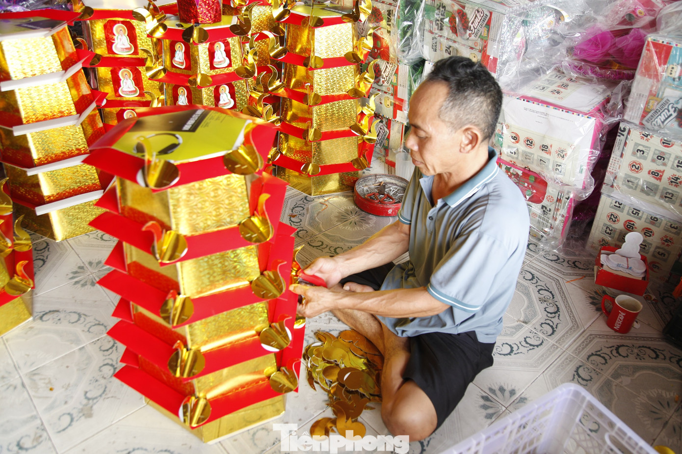 Người làng nghề hàng mã Song Hồ có thể làm các mẫu mã theo yêu cầu của khách hàng. Ảnh: Nguyễn Thắng.