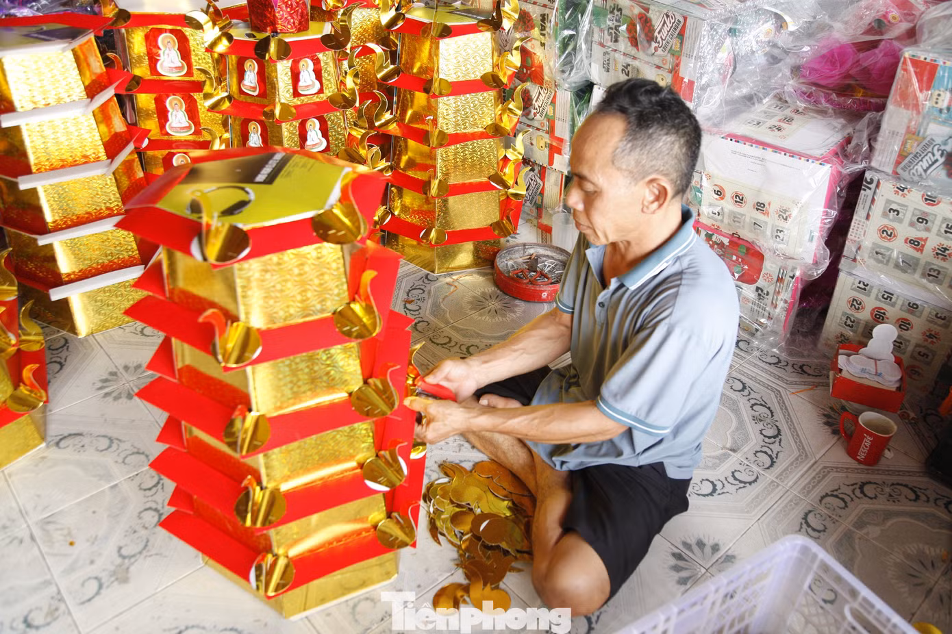 Người làng nghề hàng mã Song Hồ có thể làm các mẫu mã theo yêu cầu của khách hàng. Ảnh: Nguyễn Thắng.