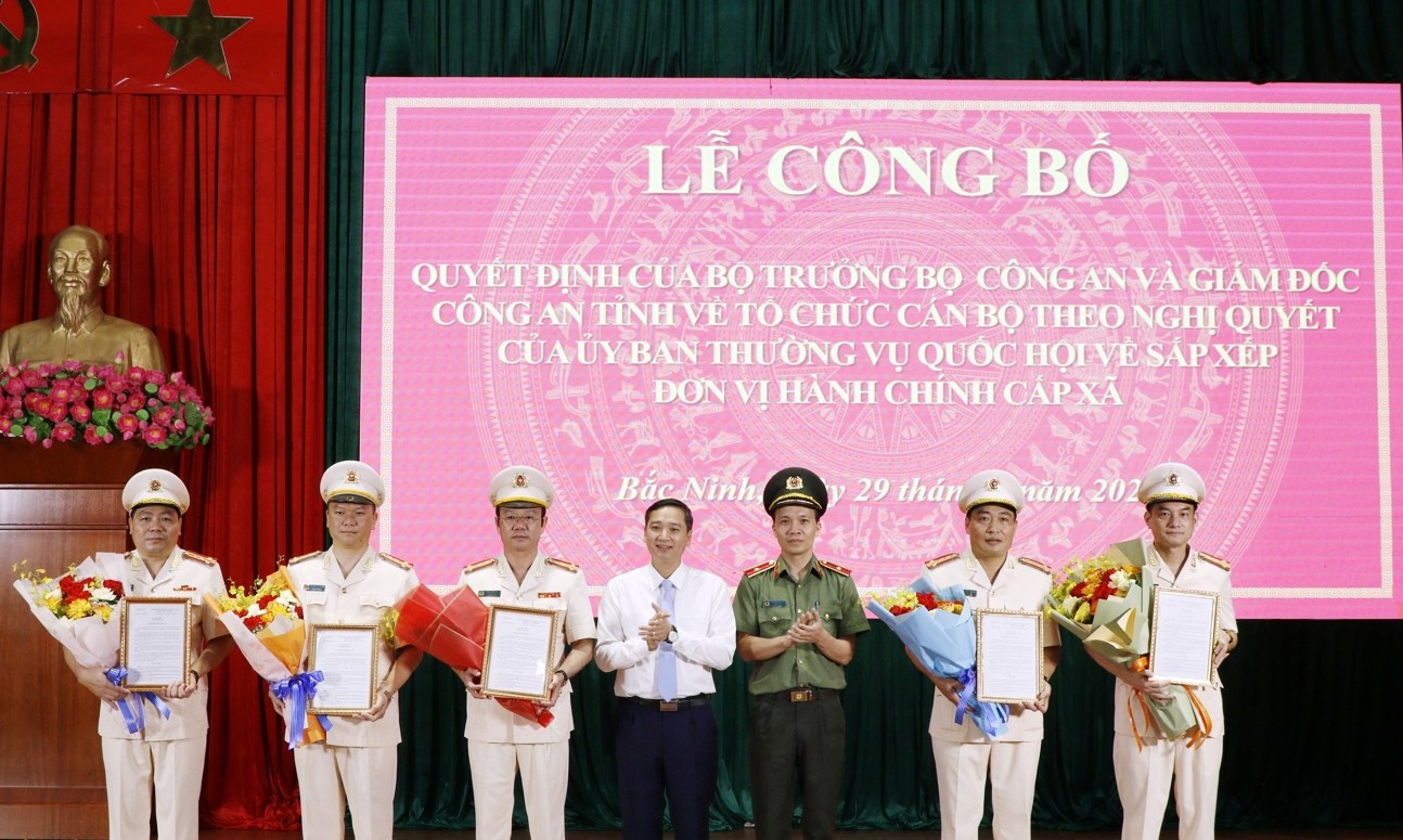 Chủ tịch UBND tỉnh Bắc Giang Nguyễn Việt Oanh và Thiếu tướng Bùi Duy Hưng - Giám đốc Công an tỉnh Bắc Ninh trao quyết định cho các Phó Giám đốc Công an tỉnh Bắc Ninh.