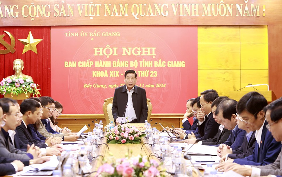 Ban Chấp hành Đảng bộ tỉnh Bắc Giang tổ chức hội nghị lần thứ 23, trong đó có nội dung xem xét báo cáo thực hiện Nghị quyết 18 của Ban Chấp hành Trung ương Đảng vào ngày 27/12.