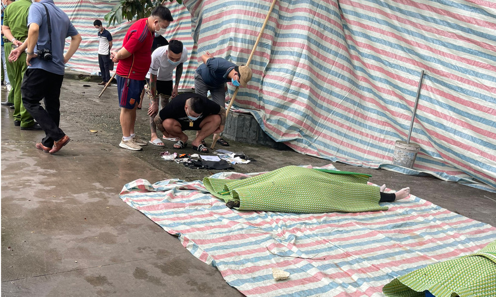 Hai thi thể được vớt lên bờ. Hai thi thể được vớt lên bờ.