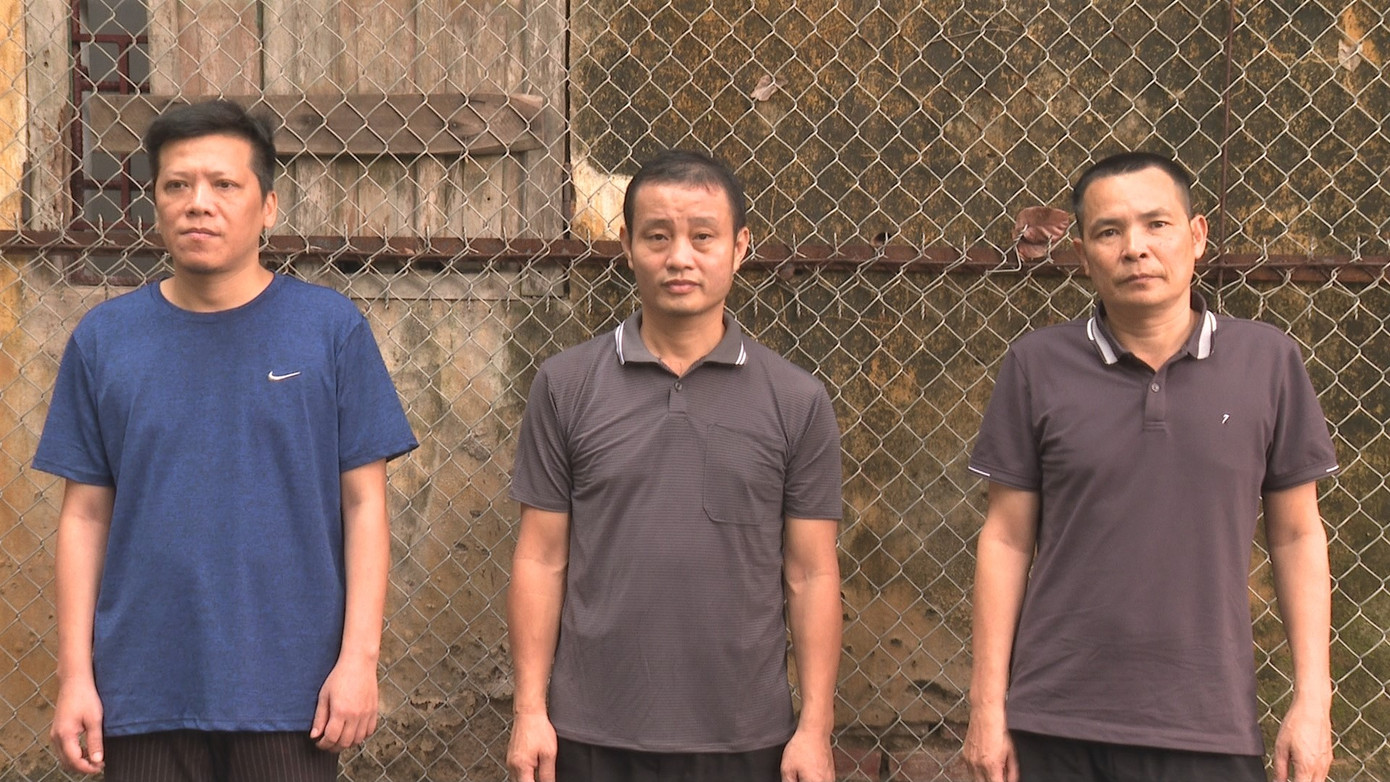 Theo thứ tự từ trái sang phải các đối tượng: Nguyễn Kim Trinh, Nguyễn Đắc Minh và Nguyễn Văn Sáu. Theo thứ tự từ trái sang phải các đối tượng: Nguyễn Kim Trinh, Nguyễn Đắc Minh và Nguyễn Văn Sáu.