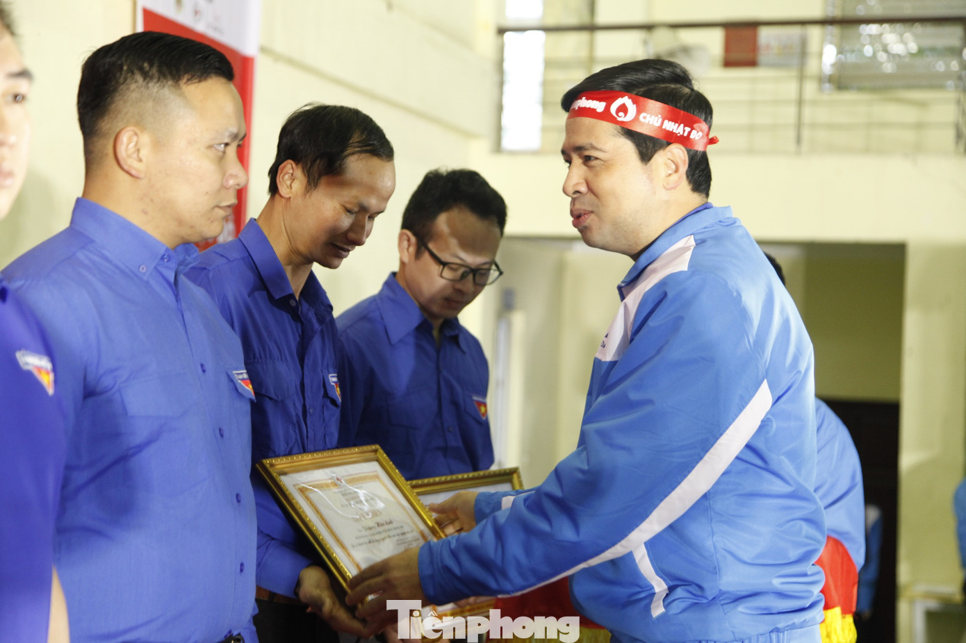 Bí thư Tỉnh Đoàn Bắc Ninh Nguyễn Đức Sâm khen thưởng đoàn viên hiến máu tiêu biểu. Ảnh: Nguyễn Thắng