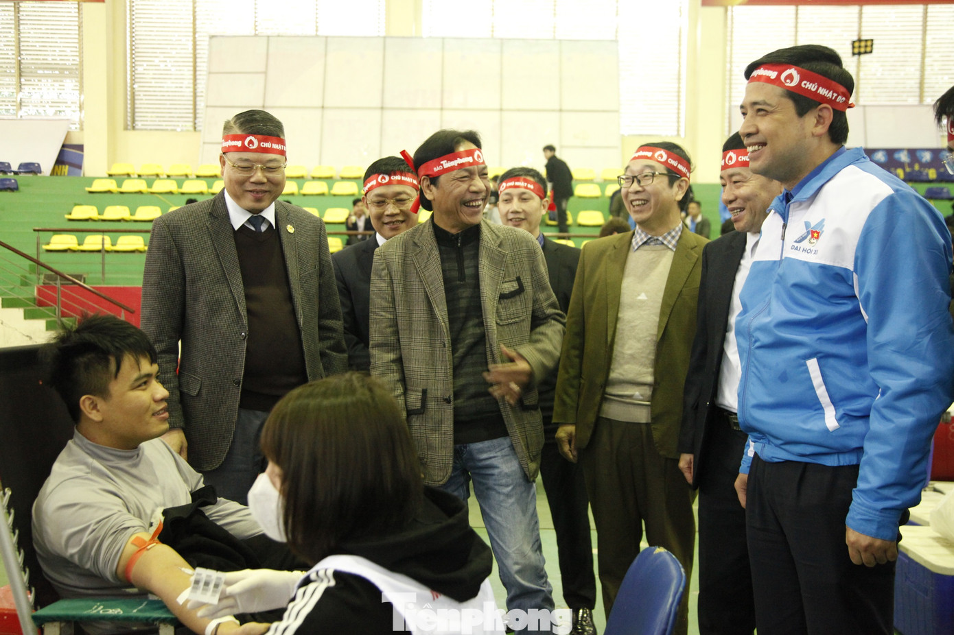 Các đại biểu động viên người tham gia hiến máu. Ảnh: Nguyễn Thắng