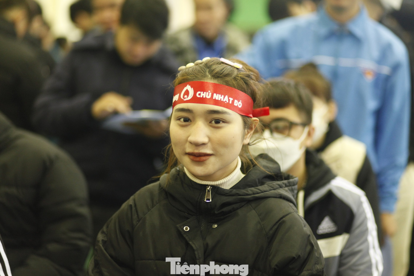 Các bạn trẻ hồ hở tham gia Chủ Nhật Đỏ. Ảnh: Nguyễn Thắng