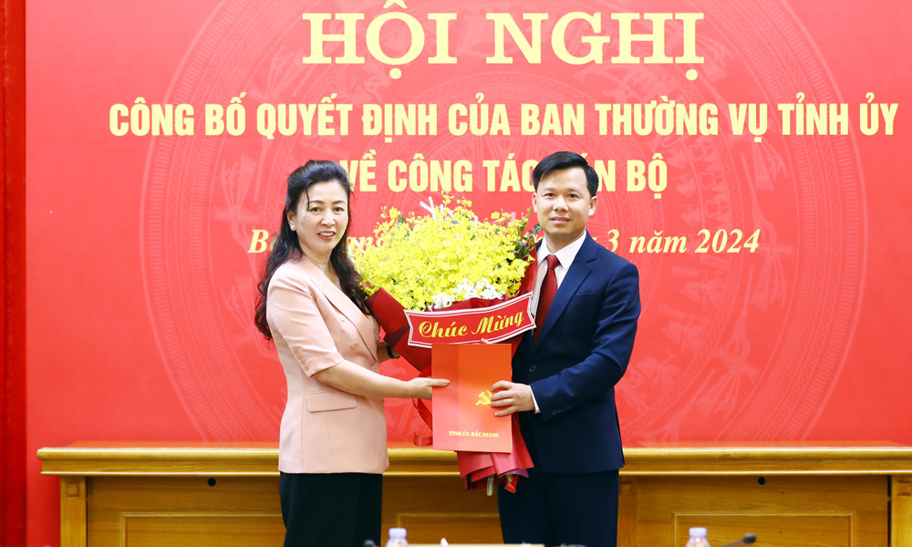 Phó Bí thư Thường trực Tỉnh ủy Bắc Giang Lê Thị Thu Hồng trao quyết định bổ nhiệm cho ông Vĩ.