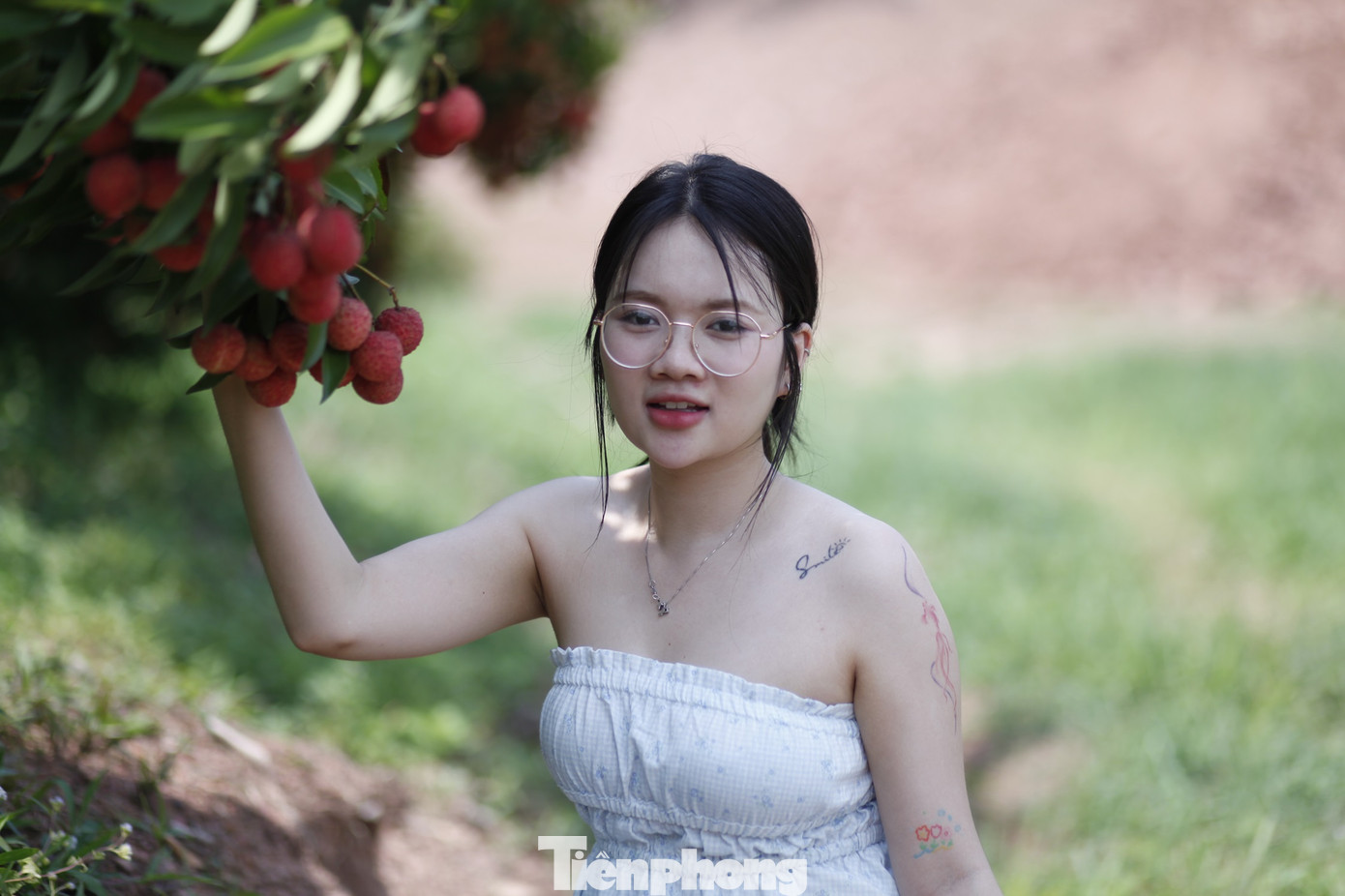 Nguyễn Thị Huyền Trang ở tỉnh Hà Tĩnh cảm thấy ấn tượng khi đến với huyện Lục Ngạn - thủ phủ vải thiều của tỉnh Bắc Giang. Ảnh: Nguyễn Thắng