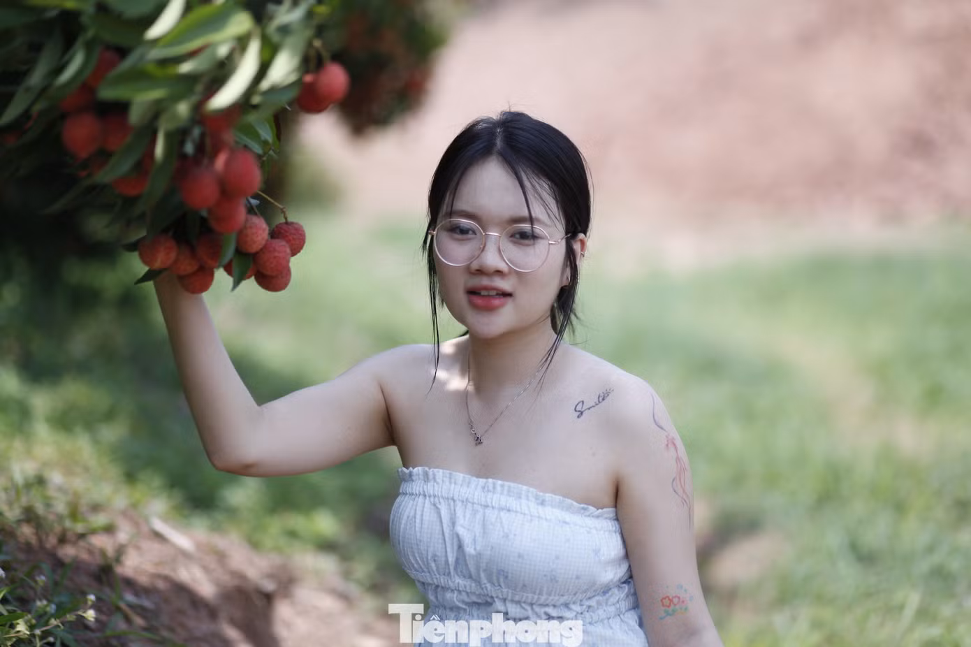 Nguyễn Thị Huyền Trang ở tỉnh Hà Tĩnh cảm thấy ấn tượng khi đến với huyện Lục Ngạn - thủ phủ vải thiều của tỉnh Bắc Giang. Ảnh: Nguyễn Thắng