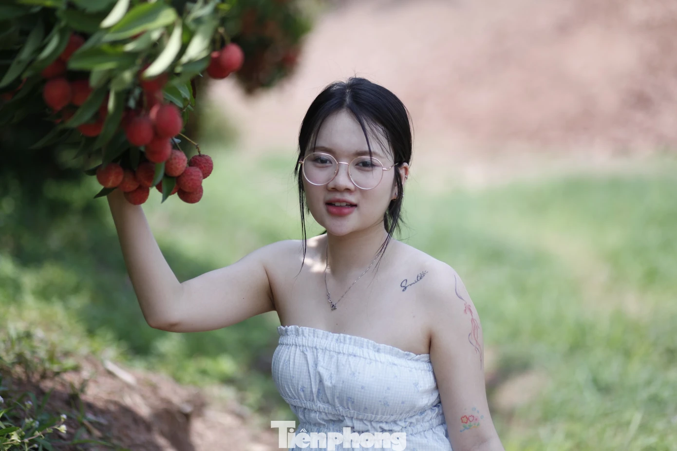 Nguyễn Thị Huyền Trang ở tỉnh Hà Tĩnh cảm thấy ấn tượng khi đến với huyện Lục Ngạn - thủ phủ vải thiều của tỉnh Bắc Giang. Ảnh: Nguyễn Thắng