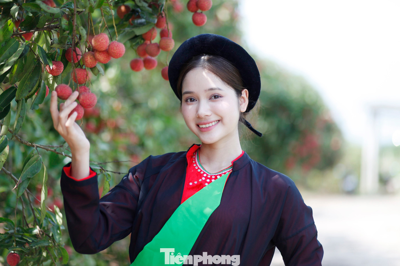 Nhiều bạn trẻ thích thú chụp ảnh với vườn vải thiều chín đỏ ở huyện Lục Ngạn và thị xã Chũ (tỉnh Bắc Giang). Ảnh: Nguyễn Thắng