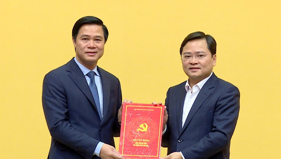 Bí thư tỉnh Bắc Ninh Nguyễn Anh Tuấn (bên phải) trao quyết định cho ông Lê Xuân Lợi. Bí thư tỉnh Bắc Ninh Nguyễn Anh Tuấn (bên phải) trao quyết định cho ông Lê Xuân Lợi.