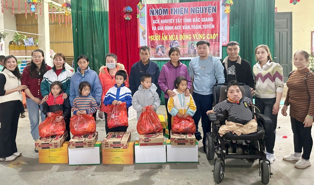 Anh Thân Ngọc Mạnh trong hoạt động tình nguyện vùng cao. Anh Thân Ngọc Mạnh trong hoạt động tình nguyện vùng cao.