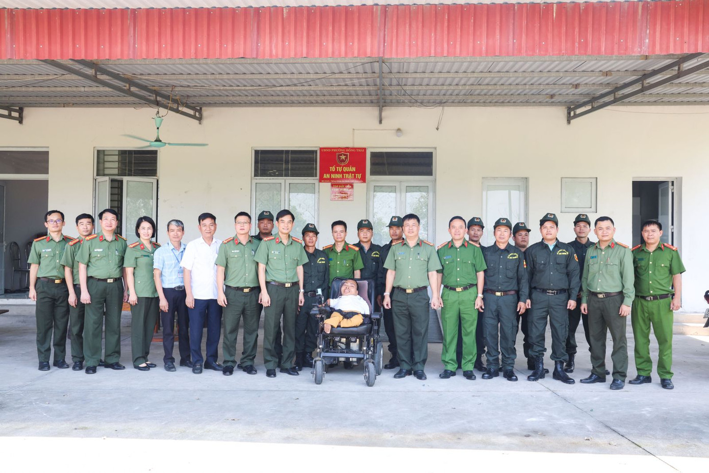 Anh Thân Ngọc Mạnh và thành viên mô hình "Tiếng kẻng an ninh" chụp ảnh lưu niệm cùng đoàn công tác Bộ Công an và lãnh đạo Công an tỉnh Bắc Giang. Anh Thân Ngọc Mạnh và thành viên mô hình "Tiếng kẻng an ninh" chụp ảnh lưu niệm cùng đoàn công tác Bộ Công an và lãnh đạo Công an tỉnh Bắc Giang.