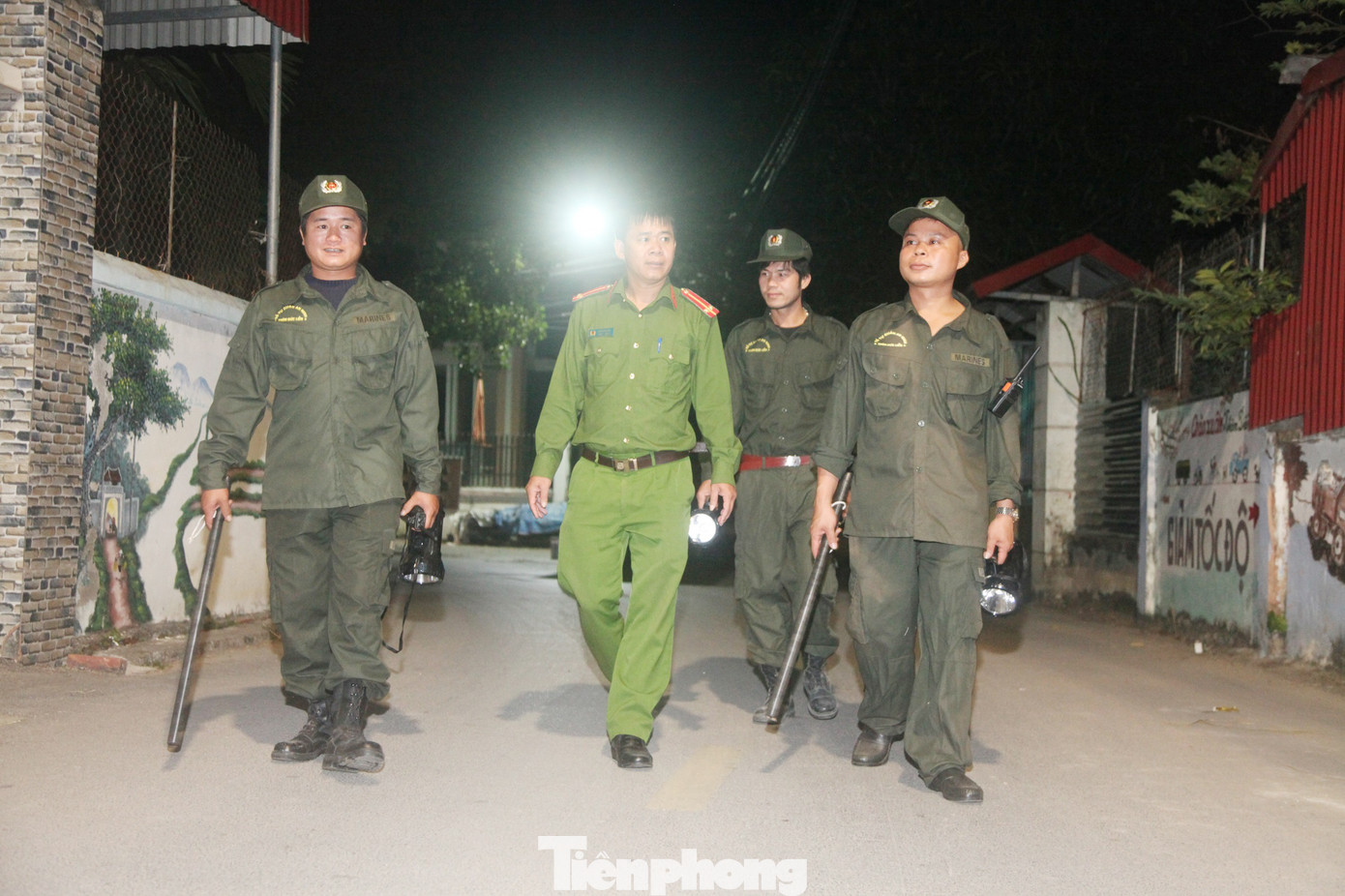 Thành viên mô hình "Tiếng kẻng an ninh" tổ dân phố Đức Liễn đi tuần tra đảm bảo an ninh trật tự. Ảnh: Nguyễn Thắng Thành viên mô hình "Tiếng kẻng an ninh" tổ dân phố Đức Liễn đi tuần tra đảm bảo an ninh trật tự. Ảnh: Nguyễn Thắng