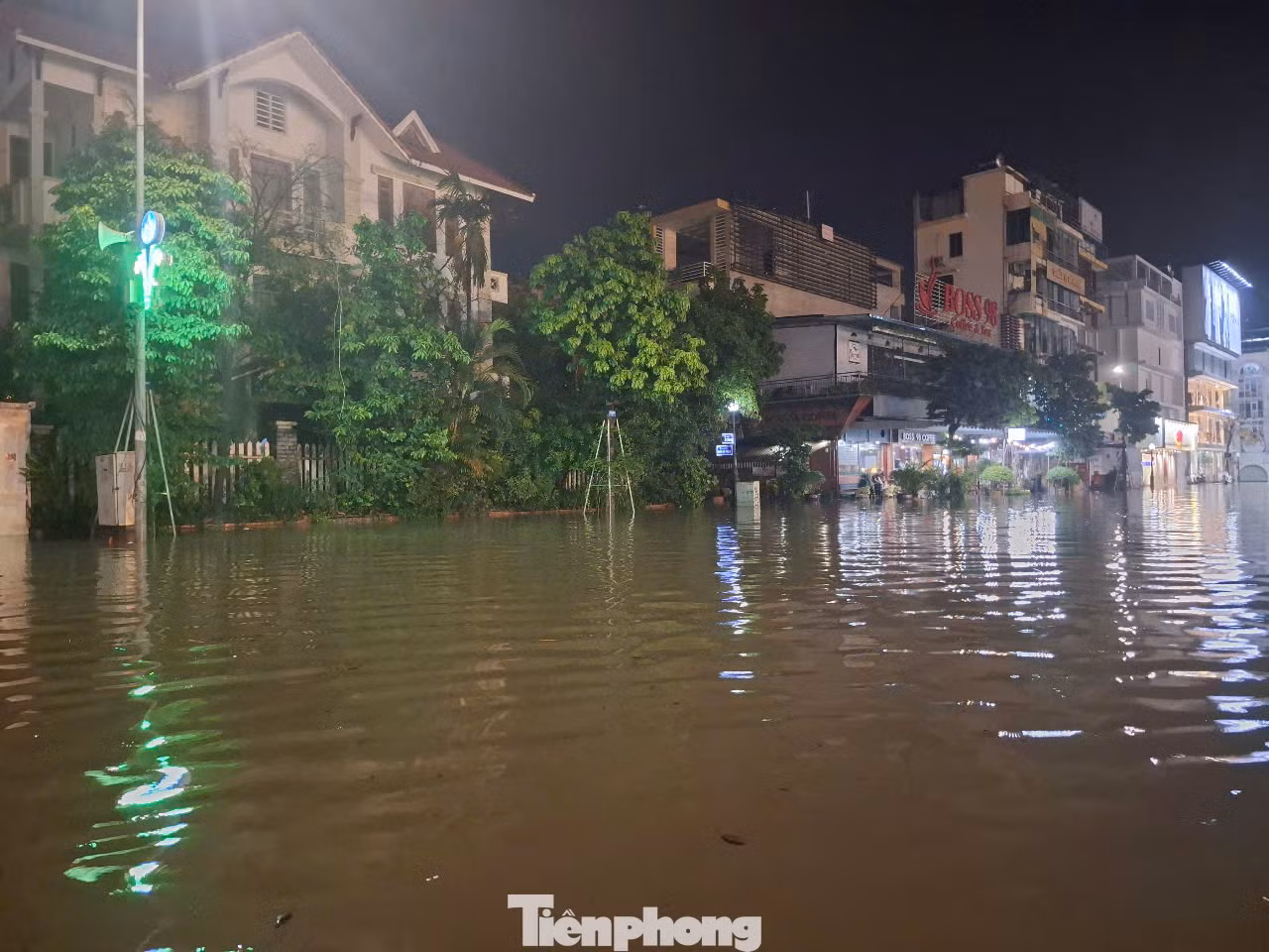 Tại đường Thân Cảnh Vân nhiều điểm vẫn chìm trong nước mưa. Ảnh: Nguyễn Thắng