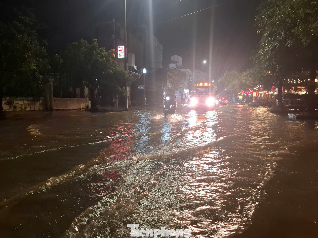 Đường Quách Nhẫn cũng còn nhiều điểm ngập trong nước mưa. Ảnh:Nguyễn Thắng