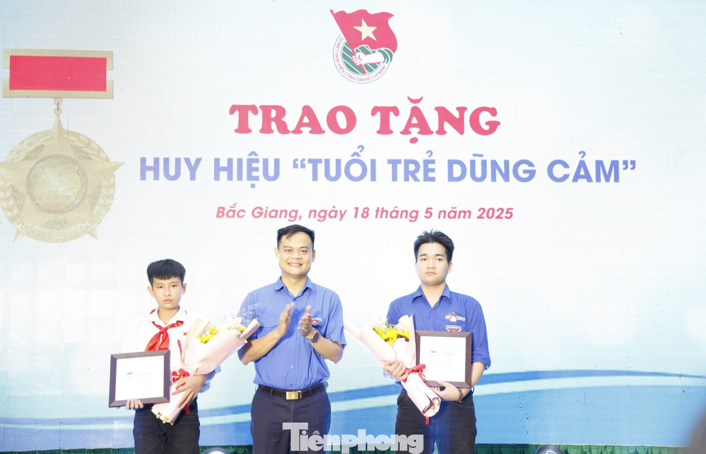 Tỉnh Đoàn Bắc Giang trao huy hiệu &quot;Tuổi trẻ dũng cảm&quot;. Ảnh: Nguyễn Thắng