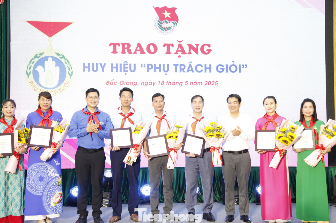 Tỉnh Đoàn Bắc Giang trao huy hiệu &quot;Phụ trách giỏi&quot;. Ảnh: Nguyễn Thắng