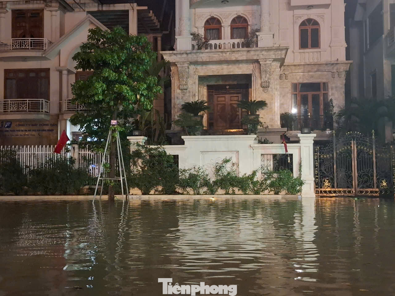 Nước mưa ngập đến nhà dân ở thành phố Bắc Giang. Ảnh: Nguyễn Thắng