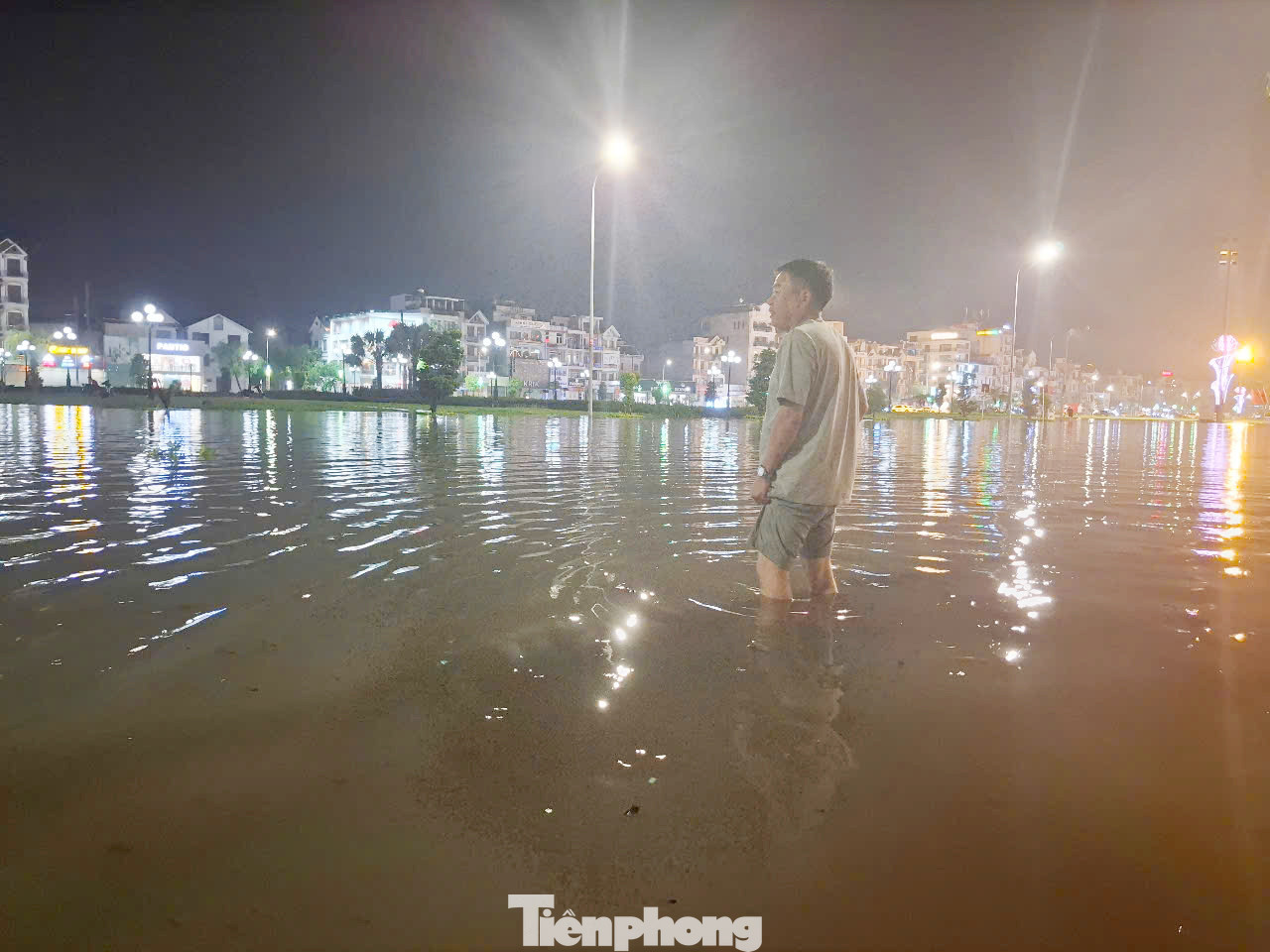 Tại Quảng trường 3/2 ở thành phố Bắc Giang vẫn ngập sâu đến đầu gối vào lúc 20h30 ngày 18/5. Ảnh: Nguyễn Thắng