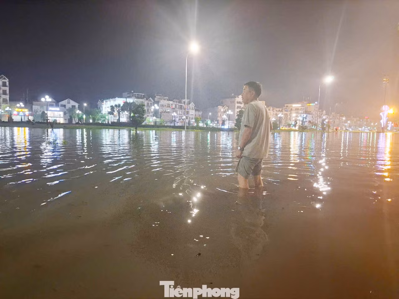 Tại Quảng trường 3/2 ở thành phố Bắc Giang vẫn ngập sâu đến đầu gối vào lúc 20h30 ngày 18/5. Ảnh: Nguyễn Thắng