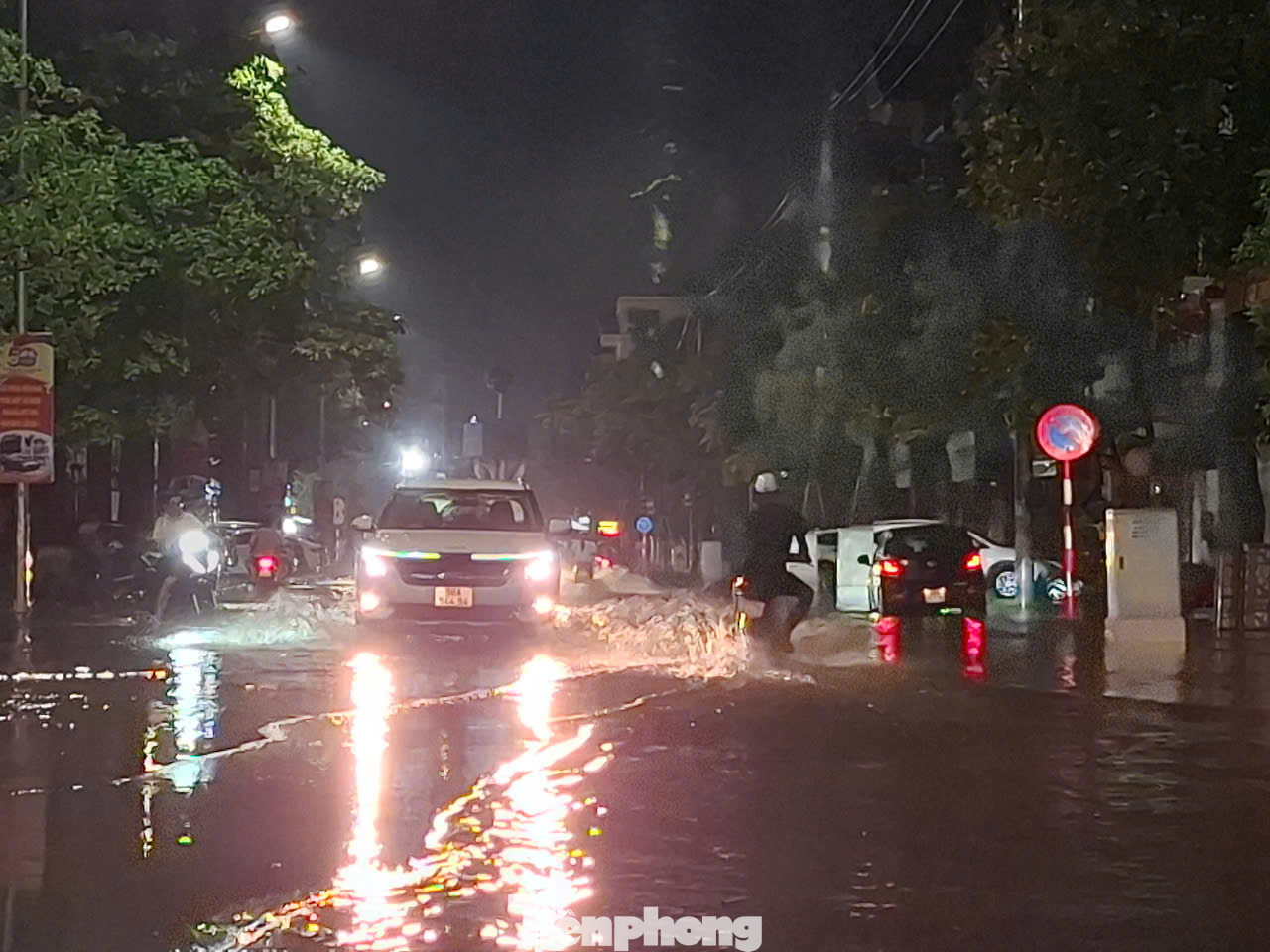 Đường Lê Lợi (thành phố Bắc Giang) cũng chìm trong nước mưa. Ảnh: Nguyễn Thắng