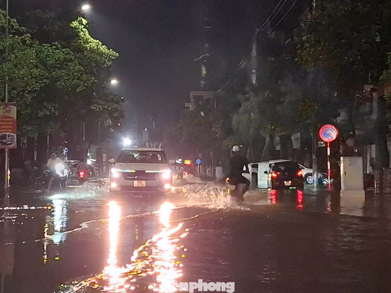 Đường Lê Lợi (thành phố Bắc Giang) cũng chìm trong nước mưa. Ảnh: Nguyễn Thắng
