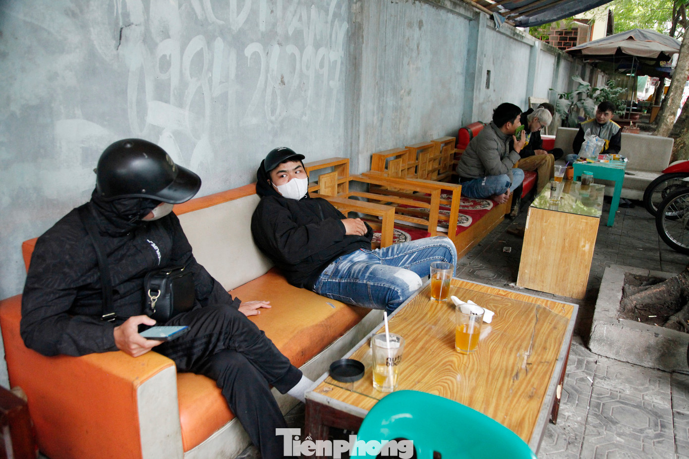 Các shipper tranh thủ nghỉ uống nước, rồi lại tất bật với đơn hàng ngày cận Tết. Ảnh: Nguyễn Thắng Các shipper tranh thủ nghỉ uống nước, rồi lại tất bật với đơn hàng ngày cận Tết. Ảnh: Nguyễn Thắng