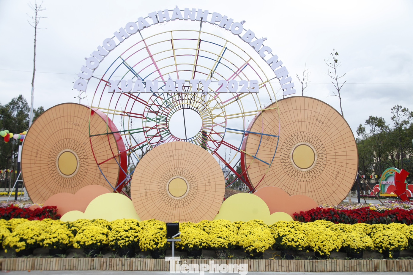 UBND thành phố Bắc Ninh đã hoàn thành đường hoa chào Xuân Ất Tỵ 2025 với chủ đề “Văn hiến Bắc Ninh - Hội nhập - Toả sáng” trên đoạn đường dài khoảng 300m (từ đường Kinh Dương Vương đến đường Phù Đổng Thiên Vương). Ảnh: Nguyễn Thắng