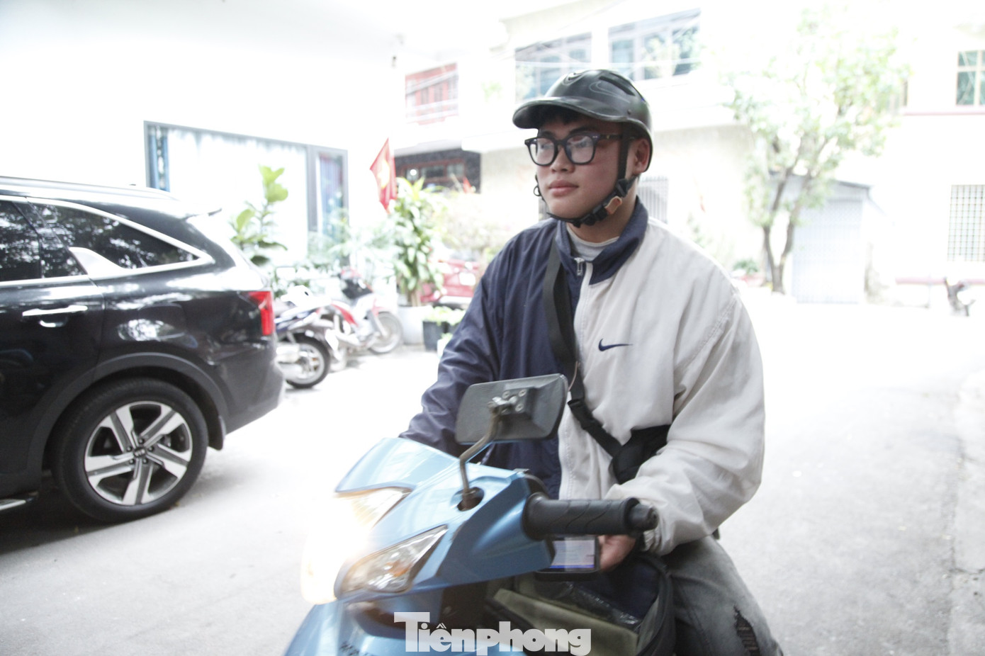 Anh Hoàng Anh nhận được đơn hàng nên đi giao cho khách. Ảnh: Nguyễn Thắng Anh Hoàng Anh nhận được đơn hàng nên đi giao cho khách. Ảnh: Nguyễn Thắng