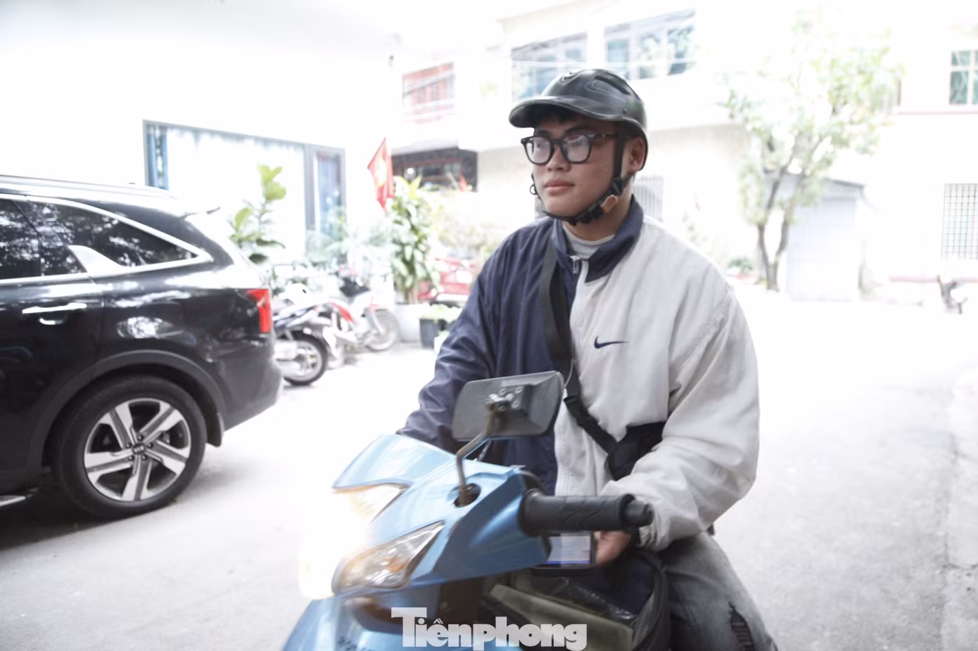 Anh Hoàng Anh nhận được đơn hàng nên đi giao cho khách. Ảnh: Nguyễn Thắng