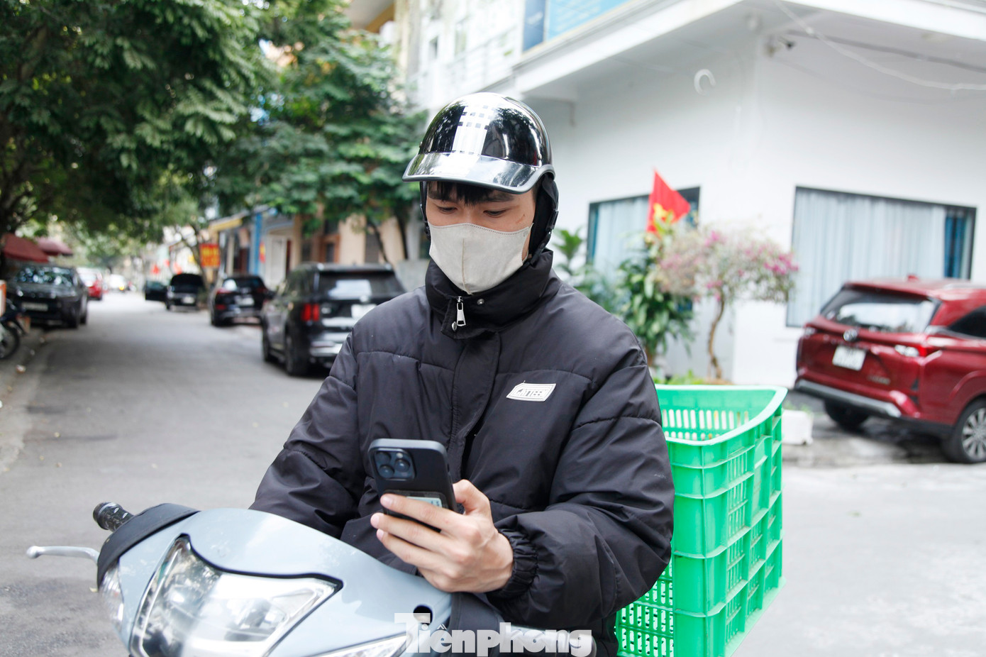 Anh Hải đang đi giao hàng cho khách. Ảnh: Nguyễn Thắng Anh Hải đang đi giao hàng cho khách. Ảnh: Nguyễn Thắng