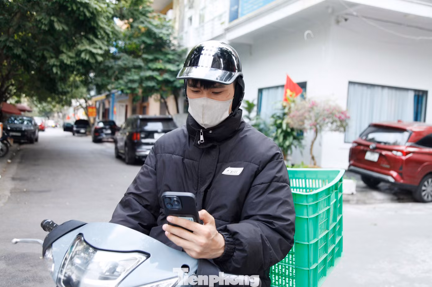 Anh Hải đang đi giao hàng cho khách. Ảnh: Nguyễn Thắng