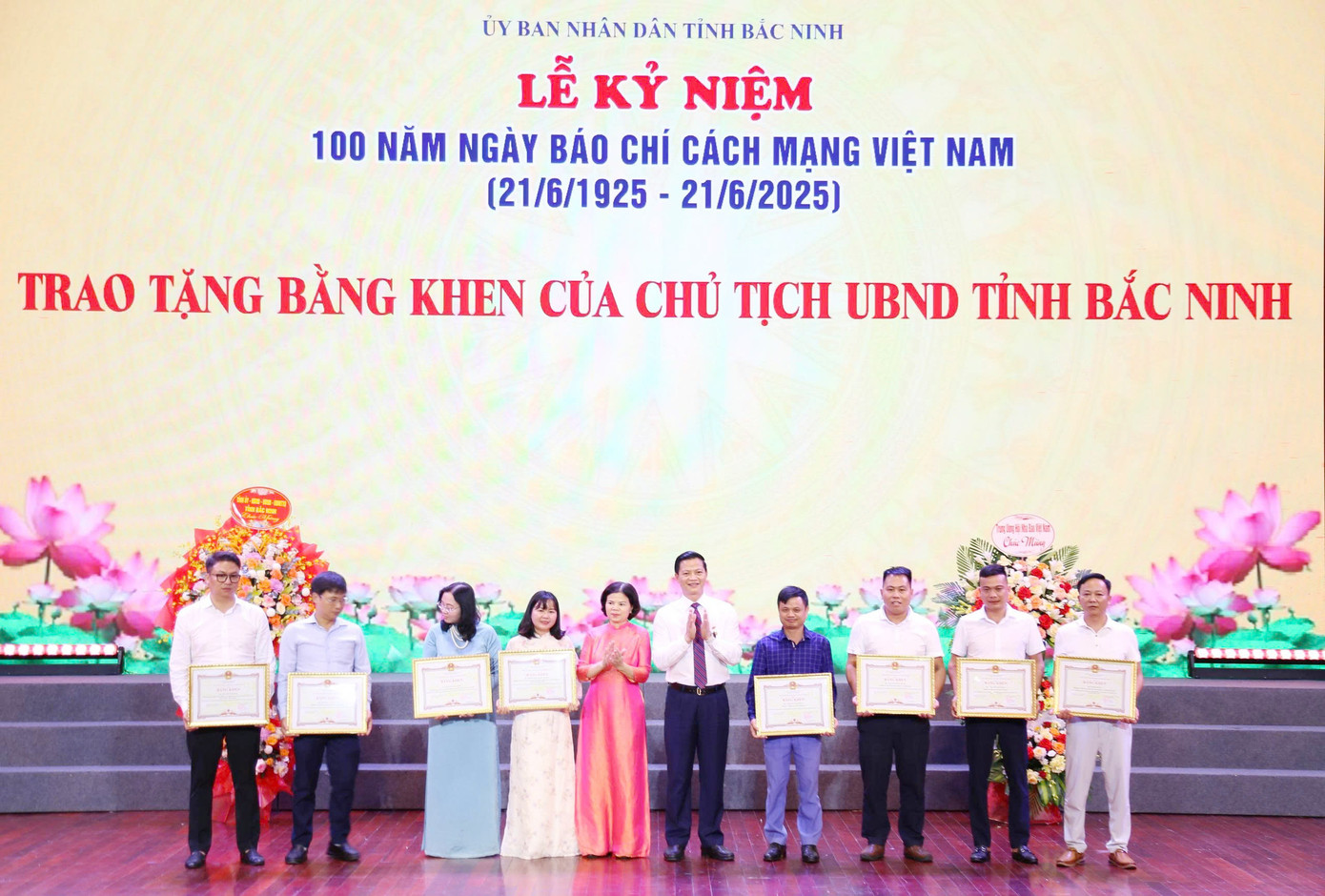Phóng viên báo Tiền Phong thường trú tại Bắc Ninh và các phóng viên báo chí Trung ương nhận Bằng khen của Chủ tịch UBND tỉnh Bắc Ninh.