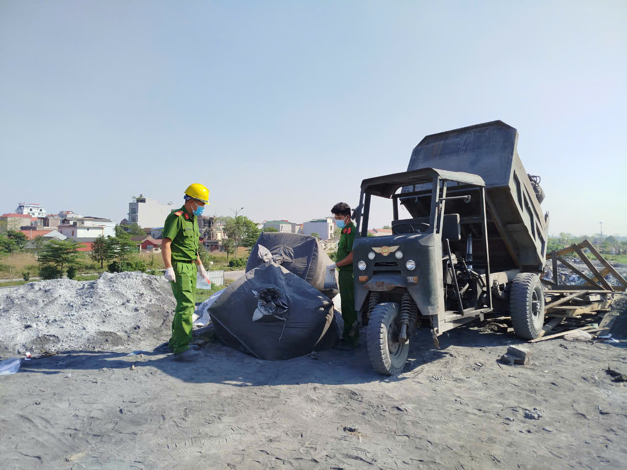 Công an tỉnh Bắc Ninh phát hiện đối tượng đổ trái phép chất thải là xỉ nhôm tại thôn Mẫn Xá thuộc xã Văn Môn.