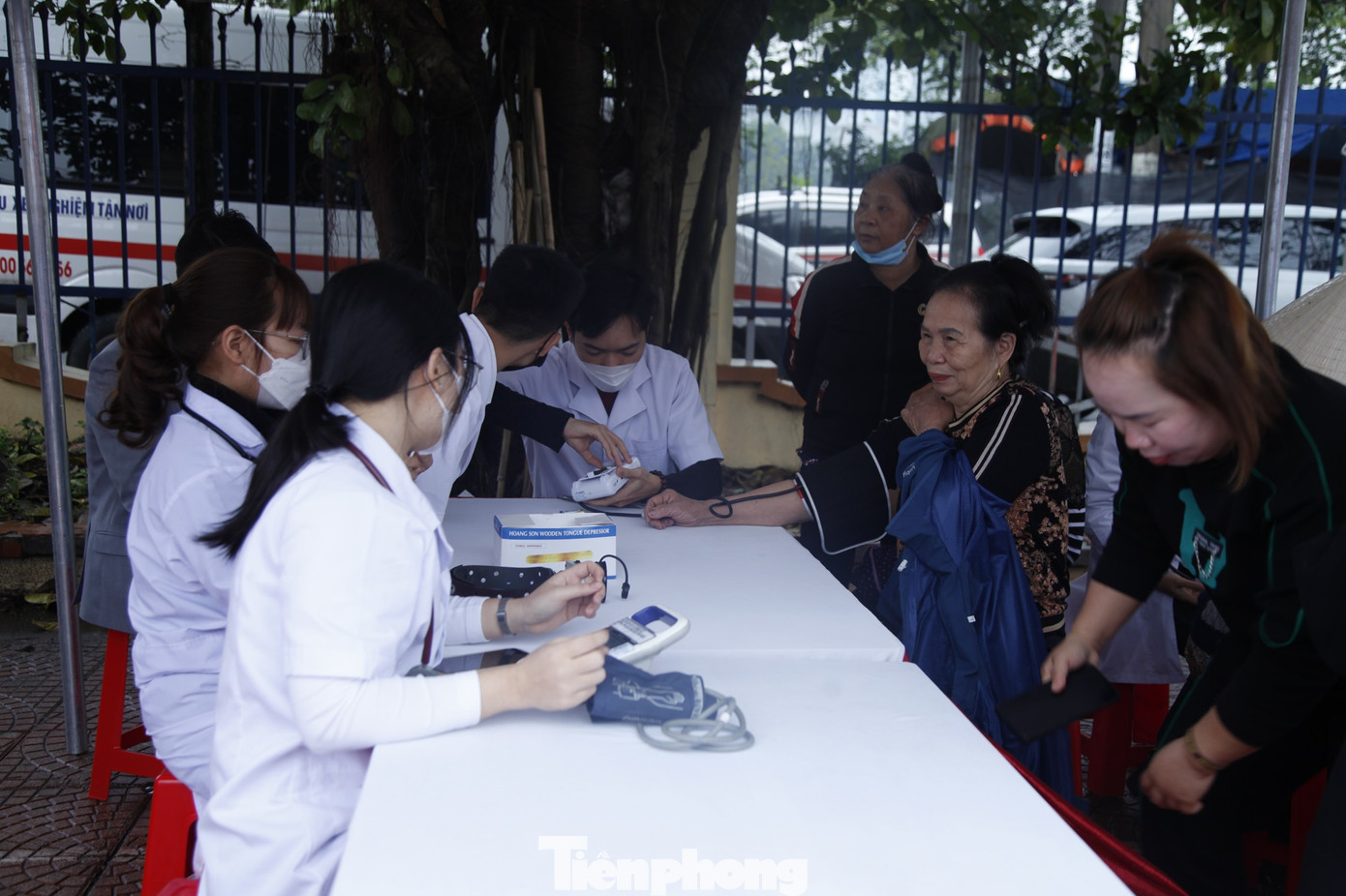 Khám bệnh miễn phí cho người dân và công nhân tại chương trình. Ảnh: Nguyễn Thắng Khám bệnh miễn phí cho người dân và công nhân tại chương trình. Ảnh: Nguyễn Thắng