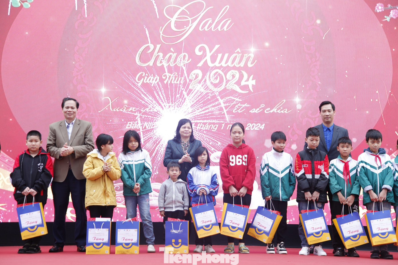 Lãnh đạo Hội đồng nhân dân và Tỉnh Đoàn Bắc Ninh, huyện Tiên Du trao quà Tết tặng con em công nhân. Ảnh: Nguyễn Thắng Lãnh đạo Hội đồng nhân dân và Tỉnh Đoàn Bắc Ninh, huyện Tiên Du trao quà Tết tặng con em công nhân. Ảnh: Nguyễn Thắng