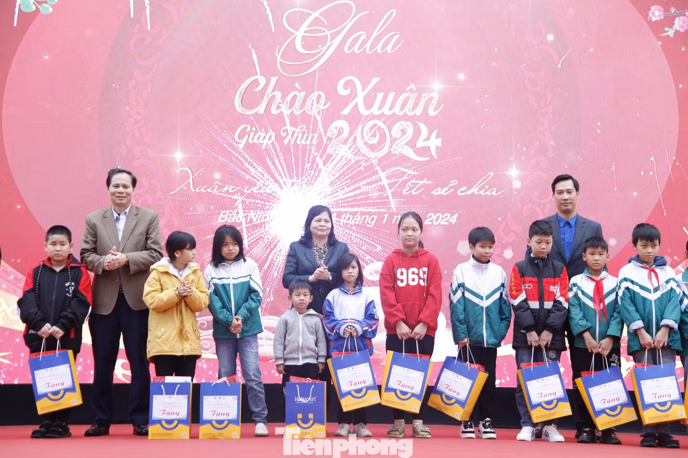 Lãnh đạo Hội đồng nhân dân và Tỉnh Đoàn Bắc Ninh, huyện Tiên Du trao quà Tết tặng con em công nhân. Ảnh: Nguyễn Thắng