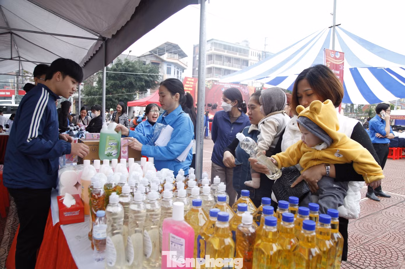 Thanh niên công nhân mua hàng giảm giá tại chương trình. Ảnh: Nguyễn Thắng