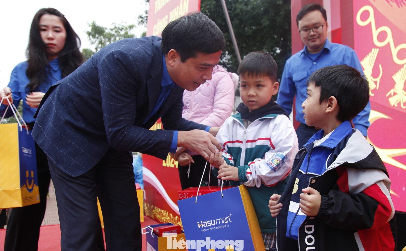 Bí thư Tỉnh Đoàn Bắc Ninh Nguyễn Đức Sâm trao quà Tết tặng con em thanh niên công nhân. Ảnh: Nguyễn Thắng Bí thư Tỉnh Đoàn Bắc Ninh Nguyễn Đức Sâm trao quà Tết tặng con em thanh niên công nhân. Ảnh: Nguyễn Thắng