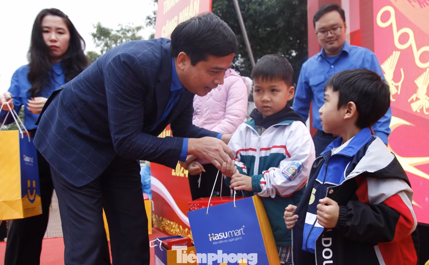 Bí thư Tỉnh Đoàn Bắc Ninh Nguyễn Đức Sâm trao quà Tết tặng con em thanh niên công nhân. Ảnh: Nguyễn Thắng
