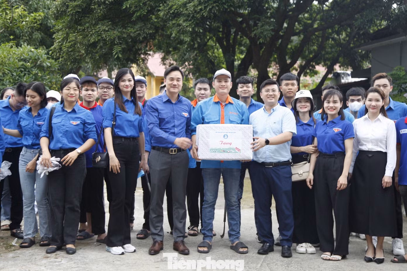 Lãnh đạo tỉnh Đoàn Bắc Ninh tặng quà động viên sinh viên tình nguyện. Ảnh: Nguyễn Thắng
