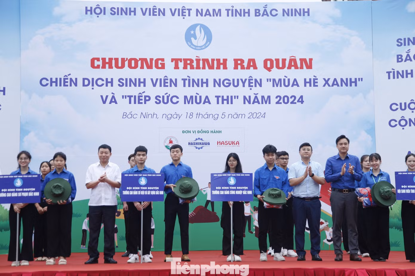 Lãnh đạo Tỉnh Đoàn Bắc Ninh và Ban Dân vận Tỉnh ủy động viên các đội hình tình nguyện. Ảnh: Nguyễn Thắng