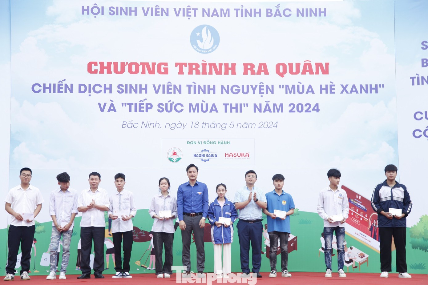 Trao học bổng tặng các học sinh khó khăn. Ảnh: Nguyễn Thắng Trao học bổng tặng các học sinh khó khăn. Ảnh: Nguyễn Thắng