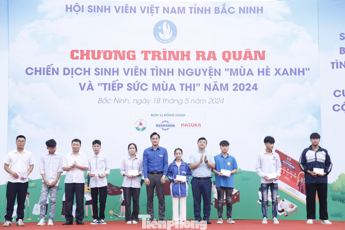 Trao học bổng tặng các học sinh khó khăn. Ảnh: Nguyễn Thắng
