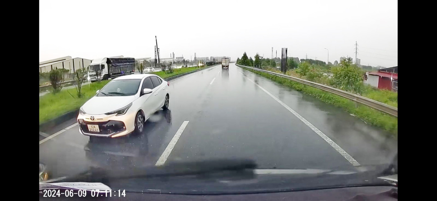 Tài xế xe ô tô con đi ngược chiều cao tốc Hà Nội - Bắc Giang. Tài xế xe ô tô con đi ngược chiều cao tốc Hà Nội - Bắc Giang.